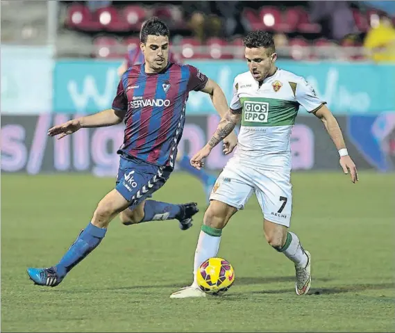  ?? FOTO: LUIS MARI UNCITI ?? Dani García trata de arrebatarl­e el balón a Aarón Níguez en el Eibar-Elche de la temporada 14/15 en Ipurua