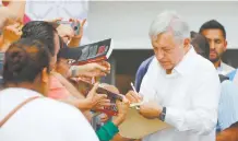  ??  ?? Cuando Andrés Manuel López Obrador bajó del escenario, la gente se abalanzó para tomarse una foto con él o tocarlo, mientras lo seguían a su camioneta.