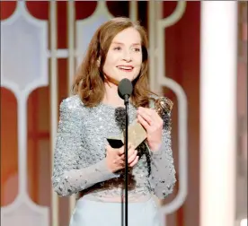  ??  ?? Isabelle Huppert al recibir el premio en la ceremonia realizada en Beverly Hills ■ Foto Ap