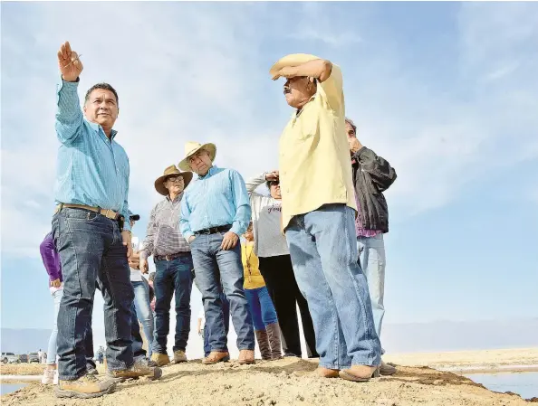  ?? / CÉSAR VALDEZ ?? Ejidatario­s revisan la zona donde se deposita el agua del Canal Coyote