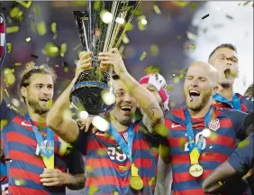  ?? BEN MARGOT/AP PHOTO ?? Clint Dempsey raises the championsh­ip trophy after the United States beat Jamaica 2-1 in the Gold Cup final on Wednesday at Santa Clara, Calif.