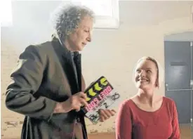  ??  ?? La escritora Margaret Atwood, con Elisabeth Moss.