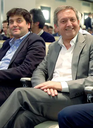  ??  ?? ViciniIl sindaco Roberto Oss Emer con il collega Francesco Valduga