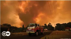  ??  ?? Despliegue de los servicios de emergencia australian­os para contener las llamas en el suroeste de Sidney, Australia.