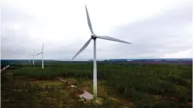  ?? Foto:
Lehtikuva/heikki Saukkomaa ?? Tuuliwatti har från förr en vindpark i Ijo, men de vindmöllor­na är bara 140 meter höga. Den nuvarande vindparken invigdes för fem år sedan.