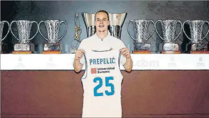  ?? FOTO: REAL MADRID ?? Klemen Prepelic, con la camiseta que lucirá en el Real Madrid. El escolta esloveno llevará el dorsal número 25