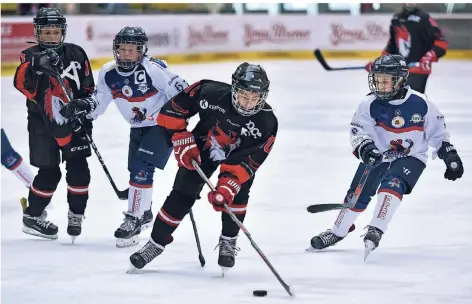  ?? JÖRG SCHIMMEL ?? Samir Ansari (Mitte) erzielte zwei Tore für die U-13-Mannschaft. Am Ende stand ein knapper Sieg gegen Iserlohn zu Buche.