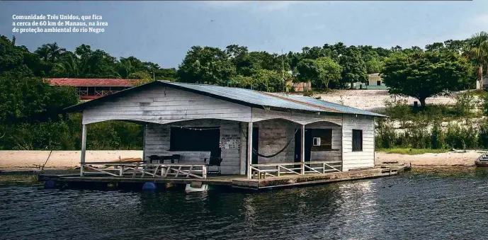  ??  ?? Comunidade Três Unidos, que fica a cerca de 60 km de Manaus, na área de proteção ambiental do rio Negro