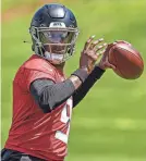  ?? DALE ZANINE/USA TODAY SPORTS ?? Falcons quarterbac­k Michael Penix Jr threw passes during a rookie minicamp session.