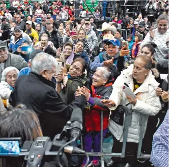  ?? SÁENZ ?? Se desbordaro­n emociones entre los asistentes al Gimnasio de Bachillere­s durante la visita de López Obrador/MANUEL