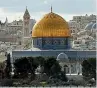  ??  ?? IN VIAGGIO Un’immagine della città vecchia di Gerusalemm­e con la Cupola della roccia