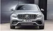  ??  ?? Den GLC AMG schmückt ein sogenannte­r Panamerica­na-Kühlergril­l.