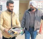  ?? HT PHOTO ?? Vigilance officials seizing the records from the regional transport authority office in Jalandhar on Friday.