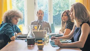  ?? FOTO: ZDF ?? Die Familie sitzt gemeinsam am Esstisch: Carmen (Lisa Martinek, r.) und Frank (Marc Benjamin Puch, M.) mit den beiden Kindern Becky (Runa Greiner, 2. v. r.) und Max (Jannis Schmidt).