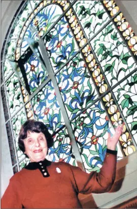  ?? PHOTO: PETER FISHER ?? Vera Goodman with the stained glass window at Lauderdale Road