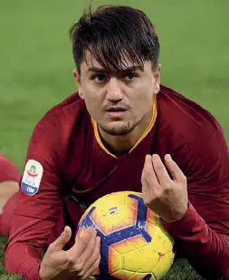  ??  ?? A terra
Cengiz Under, 22 anni, terza stagione alla Roma. In questo campionato ha segnato solo 3 gol