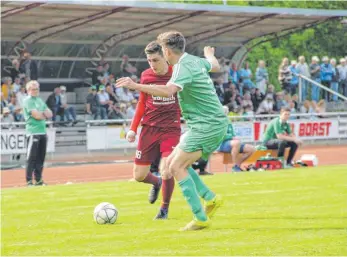  ?? SZ-FOTO: GÖTZ ?? Ehingens Torjäger Julian Guther (links) und Altheims Jochen Gulde) liefern sich über weite Strecken des Spiels ein packendes Duell.