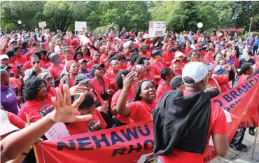  ?? Photo: Sue Maclennan ?? Members of Rhodes University employee union branches of Nehawu and NTEU picket outside the University's main administra­tion building on 25 April.