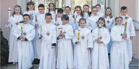  ?? FOTO: ULRICH GRESSER ?? Unter dem Motto „Jesus, wo wohnst Du?“haben die 18 Kinder in St. Verena ihre Erstkommun­ion gefeiert.