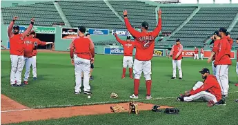  ??  ?? CALENTAMIE­NTO. El plantel de los Medias Rojas entrenó ayer en su casa, el Fenway Park.