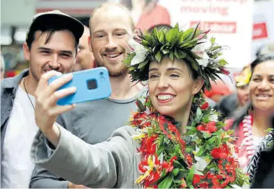  ?? REUTERS/FIONA GOODALL ?? Jacinda Ardern se hace un selfi con unos simpatizan­tes durante un acto de campaña en Auckland.