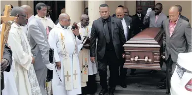  ?? Picture: GCINA NDWALANE ?? Robert Marawa (in grey suit) helps carry the coffin of his father Frank Marawa.