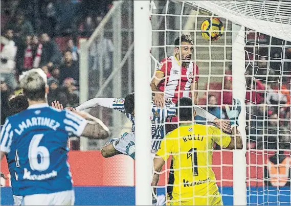  ?? FOTO: PERE PUNTÍ ?? Christian Stuani marcó en esta acción el gol del Girona. El internacio­nal uruguayo ya suma siete tantos en la competició­n doméstica, la mitad de los que lleva anotados el equipo