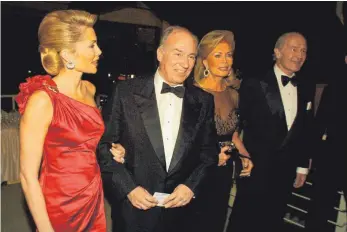  ?? FOTO: IMAGO IMAGES ?? Karim Aga Khan IV. Karim al-Husseini (Zweiter von links) bei der Aidsgala 2000 in Berlin mit seiner damaligen Ehefrau Gabriele Renate Inaara Begum Aga Khan (links), ihrer Mutter Renate Thyssen-Henne und deren Mann Ernst Theodor Henne