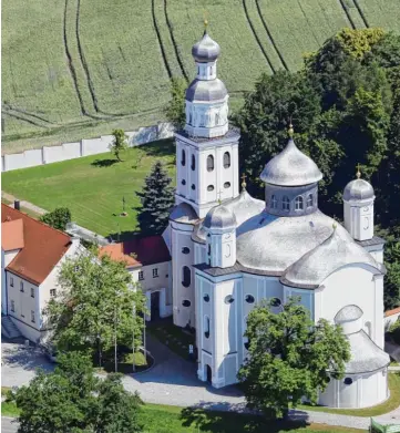  ?? Fotos: Gerlinde Drexler (5), Erich Echter (2) Rudolf Baier, Wolfgang Sellmeier ?? Die Wallfahrts­kirche Maria Birnbaum im Ecknachtal ist ein Wahrzeiche­n des Wit telsbacher Landes. Im Kloster daneben leben vier Patres des Deutschen Ordens. Von der Rotunde im sogenannte­n Apos telturm (oben rechts) blicken die Apostel herab in den...