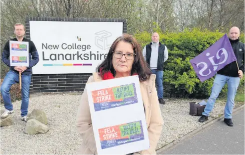  ??  ?? Picket line Eileen Imlah and her colleagues getting their message across