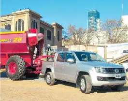  ??  ?? Amarok. Tirando una tolva en plena ciudad, con los edificios en el fondo.