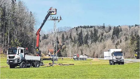  ?? FOTOS: MERGENTHAL­ER ?? Strommaste­n werden abgebaut: Hier ein Großeinsat­z an der Doppelleit­ung bei Au.