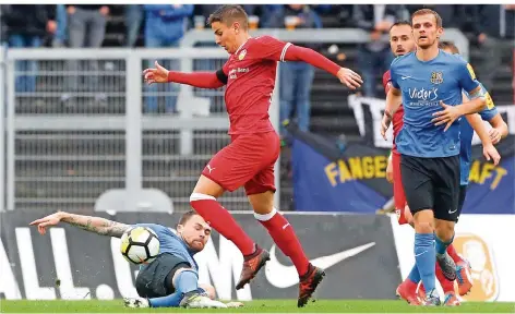  ?? FOTO: SCHLICHTER ?? Marlon Krause (am Boden) soll gegen Steinbach den verletzten FCS-Kapitän Manuel Zeitz (rechts) ersetzen.