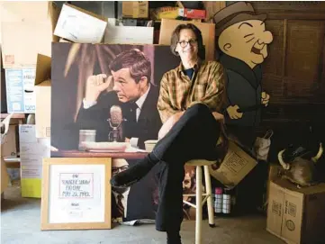  ?? ERIN HOOLEY/CHICAGO TRIBUNE 2016 ?? Writer Bill Zehme with some of his Johnny Carson memorabili­a at his Chicago home. Zehme died last year.