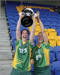  ??  ?? Knockanann­a joint captains Mag Roche and Ciara Byrne lift the cup.