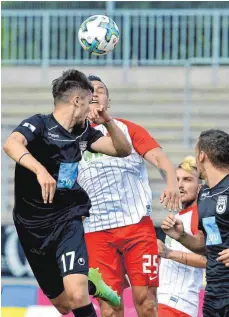  ?? FOTO: HÖRGER ?? Ulms Volkan Celiktas am Ball gegen Augsburgs Raul Bobadilla.