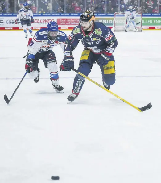  ?? ?? Titelverte­idiger Eisbären Berlin um Frank Hördler (r.) brauchte fünf Halbfinals­piele, um Jason Basts Mannheimer zu bezwingen.