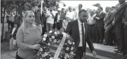  ??  ?? Gazment Bardhi dhe Albana Vokshi gjatë ceremonisë