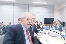  ??  ?? El ex presidente brasileño Luiz Inácio Lula da Silva, durante la audiencia de ayer en Paraná, ante la juez Gabriela Hardt.
