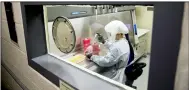  ?? ASSOCIATED PRESS ?? Laboratory scientist Andrea Luquette cultures coronaviru­s to prepare for testing.