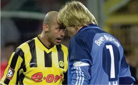  ?? Foto: dpa ?? Dortmund gegen Bayern wie es früher häufig war: 2001 standen sich Giuseppe Reina (links) und Oliver Kahn in engem Dialog gegenüber. Inzwischen fahren beide Klubs einen Kurs der Entspannun­g.