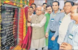  ?? MANOJ DHAKA/ HT ?? Haryana chief minister Manohar Lal Khattar laying the foundation stone of Agarsen Bhawan in Rewari on Sunday.