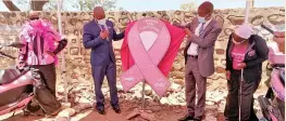 ?? ?? PROUD: Kgosi Mhaladi and Dr Mukhuwa (Kweneng DHMT) unveiling the awareness plaque at Molepolole main kgotla