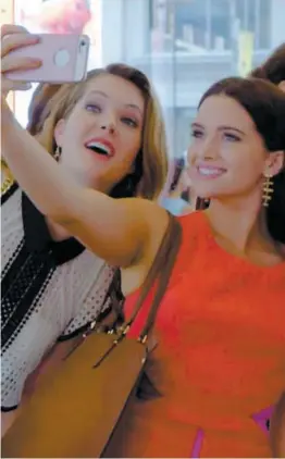  ?? PHOTO COURTOISIE FREEFORM ?? Les actrices Meghann Fahy et Katie Stevens dans la série américaine The Bold Type qui est tournée à Montréal.