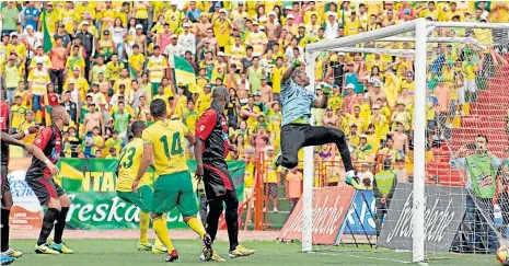  ??  ?? WILDER MOSQUERA disputó ocho partidos del ‘Clásico del Oriente Colombiano’ en los años 2014 y 2015 dejando un registro de cuatro victorias, tres empates y una sola derrota. El arquero, que juega en la Segunda División con el Atlético Huila, definió esos partidos como un clásico ‘muy picante’. Uno de ellos disputado el 27 de abril del 2014. El Cúcuta Deportivo salió del estadio Alfonso López de Bucaramang­a en tanqueta policial y en otro, el bus fue atacado a piedras.