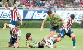  ??  ?? La lucha por la posesión de la pelota en el estadio de Chivas