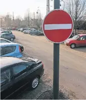  ?? FOTO: UM ?? Einfahrt verboten, sagt das Schild. Das gilt aber mittlerwei­le längst nicht mehr, denn dieser Weg ist mittlerwei­le zur Einund Ausfahrt für den Parkplatz am Bahnhof Opladen geworden.