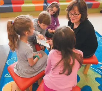  ??  ?? Une lectrice bénévole et un groupe d’élèves de l’École Sainte-Thérèse à Dieppe. - Gracieuset­é: Daniel Beaudry