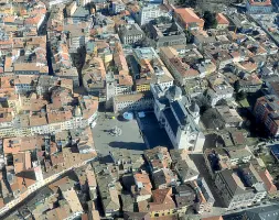  ??  ?? Dall’alto Piazza Duomo, cuore di Trento, e il centro storico del capoluogo