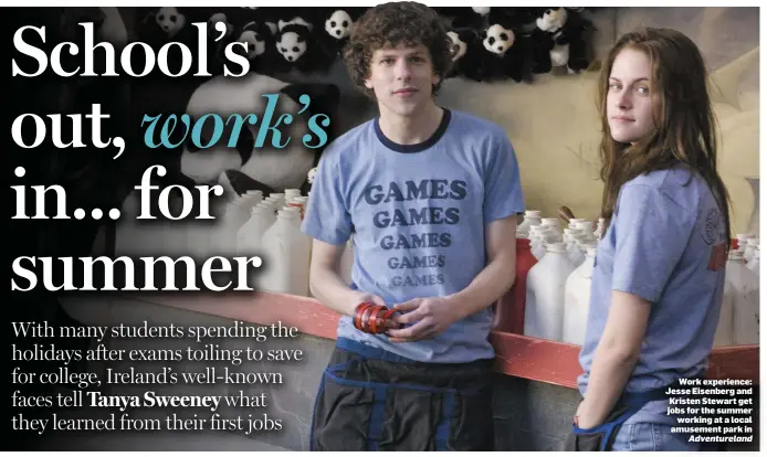  ??  ?? Work experience: Jesse Eisenberg and Kristen Stewart get jobs for the summer working at a local amusement park in Adventurel­and